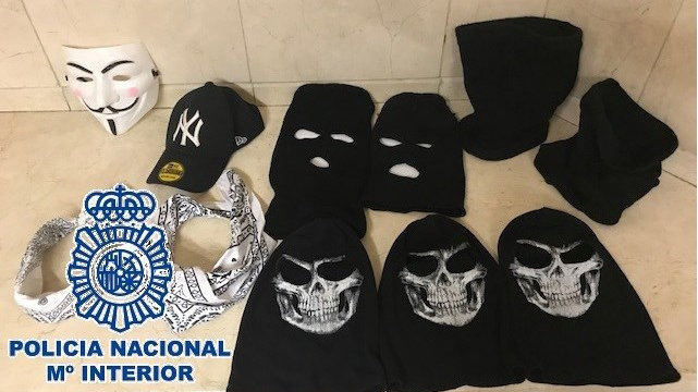 Máscaras, gorras y pañuelos que utilizó un grupo de jóvenes para ocultar sus rostros y asaltar a sus víctimas.