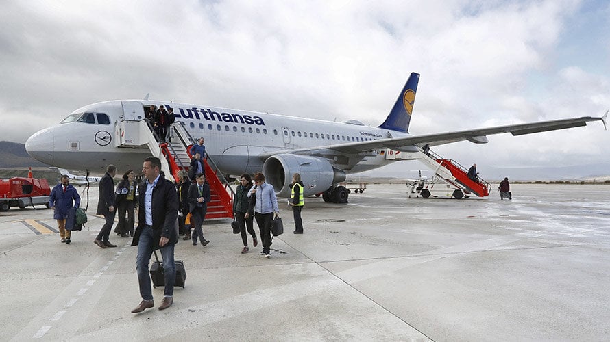 GRAF1902. PAMPLONA (NAVARRA) 06/11/2017.- El Aeropuerto de Pamplona ha recibido esta mañana el primero de los vuelos regulares con los que la compañía alemana Lufthansa conectará la capital navarra con la ciudad de Fráncfort. EFE/Villar López