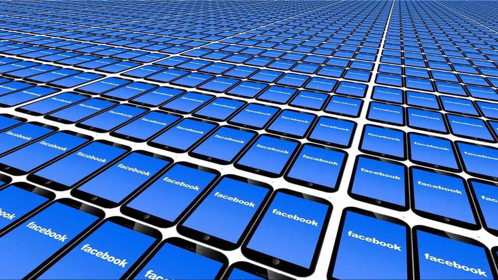 Cientos de teléfonos reflejan sus pantallas con el icono de Facebook.