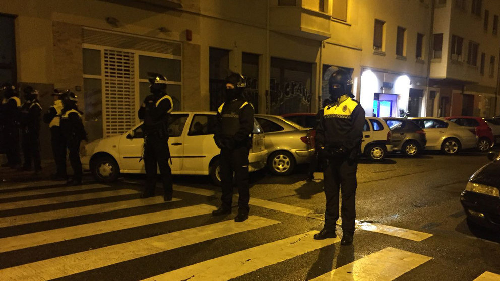 Agentes de la Policía Municipal de Pamplona participan en una redada en un local del segundo Ensanche de la capital CEDIDA