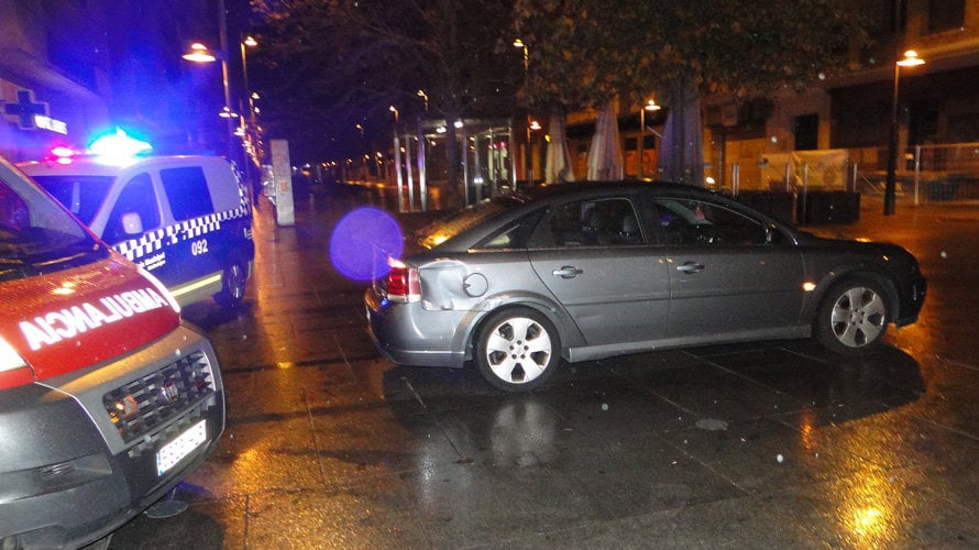 Golpe en el vehículo que ha arrollado a un ciclista en el centro de Pamplona. POLICÍA MUNICIPAL