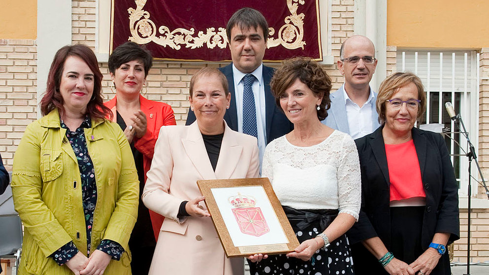 La presidenta del Gobierno de Navarra, Uxue Barkos, y la directora del IES Marqués de Villena, María Fonseca, junto al alcalde de Marcilla, Mario Fabo IMAGEN GOBIERNO DE NAVARRA