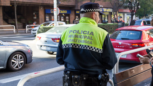 Un Policía Municipal de Pamplona atiende un requerimiento por un accidente de tráfico IÑIGO ALZUGARAY