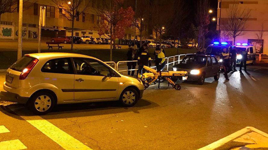 Los servicios médicos atienden al copiloto herido en una colisión por alcance en Pamplona. POLICÍA MUNICIPAL