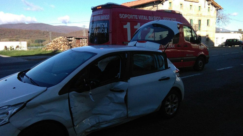 Uno de los coches implicados en un choque frontolateral de Urdiáin que ha causado dos heridos.