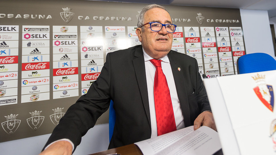 Luis Sabalza toma posesión del cargo de presidente de Osasuna para los cuatro próximos años (27). IÑIGO ALZUGARAY