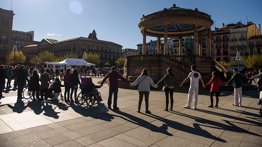Personas afectadas por enfermedades neuromusculares son convocadas en la Plaza del Castillo por ASNAEN. MIGUEL OSÉS_3