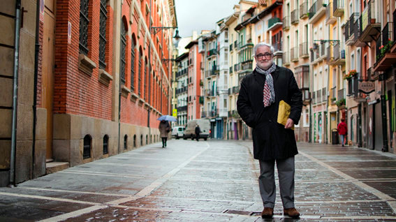 Joaquín Ciaurriz en la calle Nueva, donde vivió Pío Baroja durante su estancia en Pamplona.  FOTO DAVID SERÓN ESQUÍROZ (1)