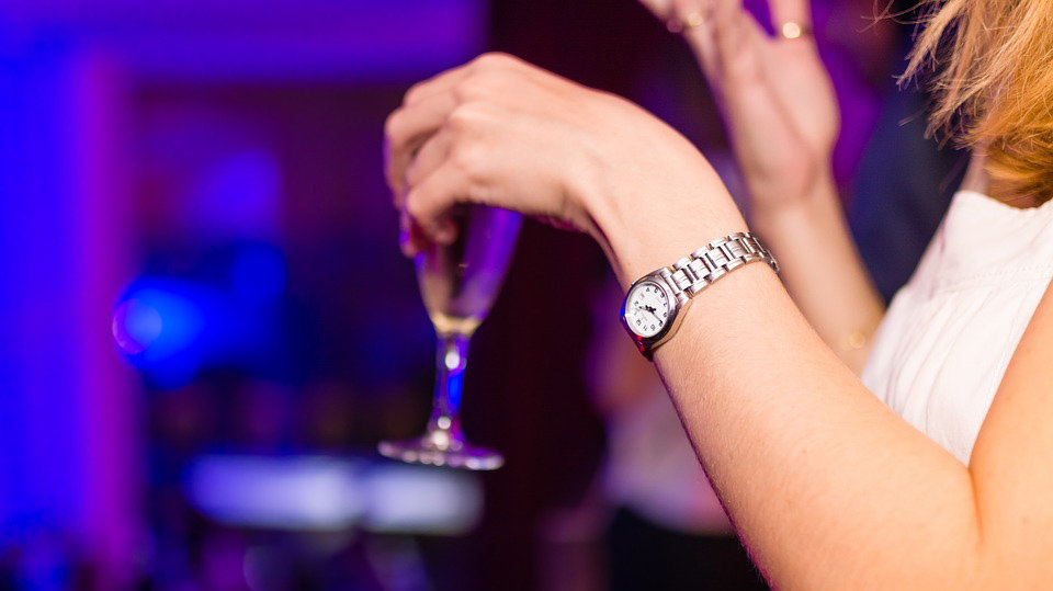 Una chica toma una copa de champán en una fiesta en una discoteca. ARCHIVO