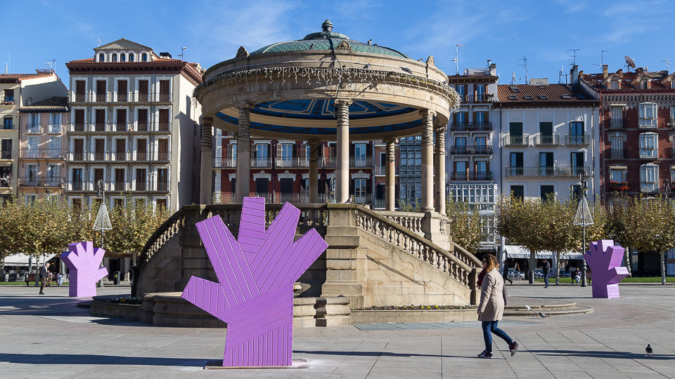 La Plaza del Castillo decorado con manos moradas con motivo del próximo Día Internacional contra la Violencia hacia las Mujeres (10). IÑIGO ALZUGARAY