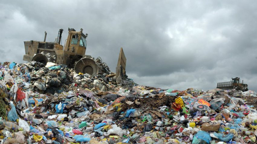 Imagen de un vertedero repleto de bolsas de basuras ARCHIVO