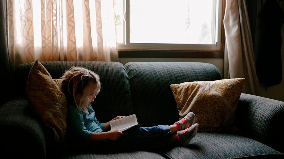 Una niña lee un libro