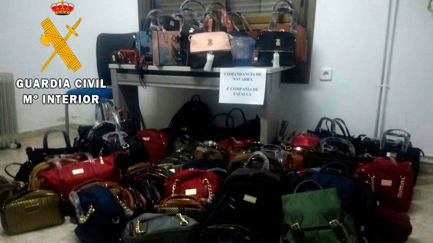 Los bolsos, mochilas y carteras incautadas por la Guardia Civil en Peralta. CEDIDA