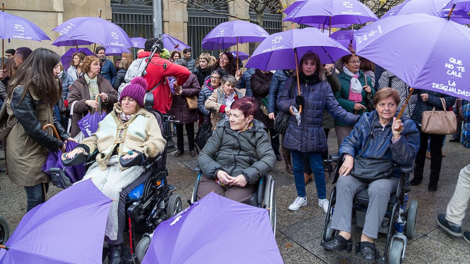 Concentración con paraguas violetas con el lema 'Que no te cale la desigualdad', ' para visibilizar la mayor prevalencia de la violencia en mujeres con discapacidad. IÑIGO ALZUGARAY (2)