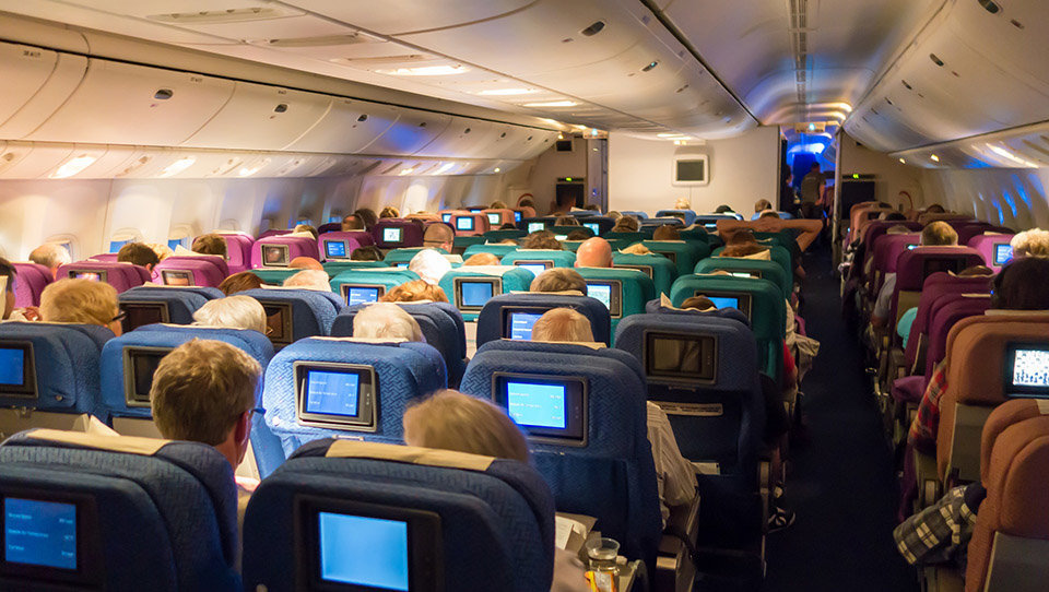 Varioas personas viajan en el interior de un avión.
