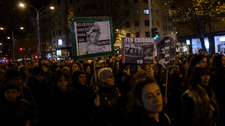 Una manifestación recorre las calles de Pamplona en rechazo a la violencia machista, dentro de los actos organizados en el Día contra la Violencia hacia las Mujeres. PABLO LASAOSA05
