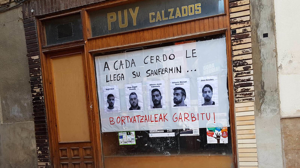Cartel contra los acusados de la presunta violación grupal de San Fermiín, en una calle del Casco Viejo de Tudela.