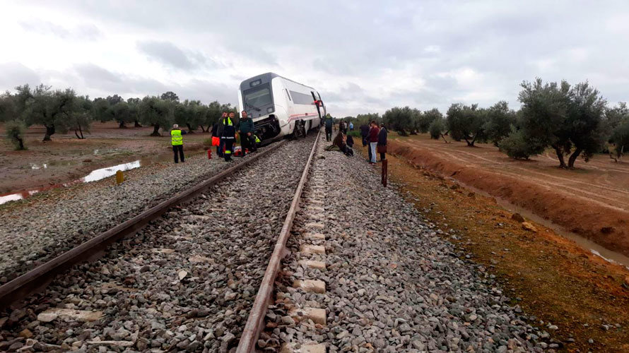 El tren descarrilado en la vía en Andalucía. 112 EMERGENCIAS