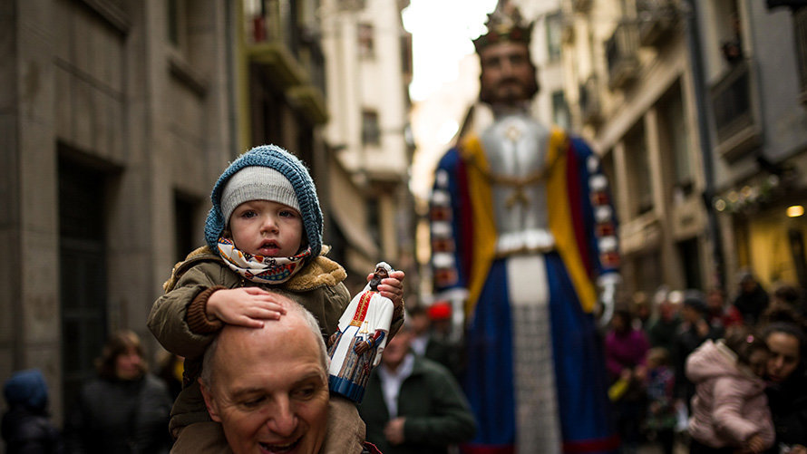 La comparsa de gigantes, cabezudos y zaldicos celebra San Saturnino en Pamplona. MIGUEL OSÉS (3)