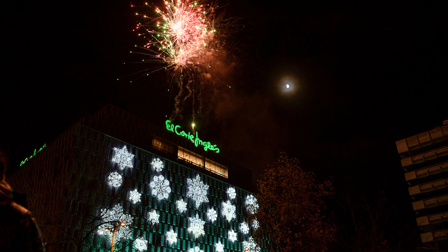 Encendido luces de Navidad en El Corte Inglés con espectáculo de fuegos artificiales. PABLO LASAOSA