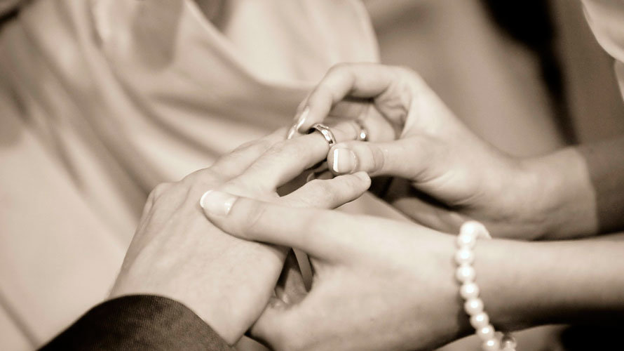 Una pareja se pone los anillos durante la celebración de su boda. ARCHIVO
