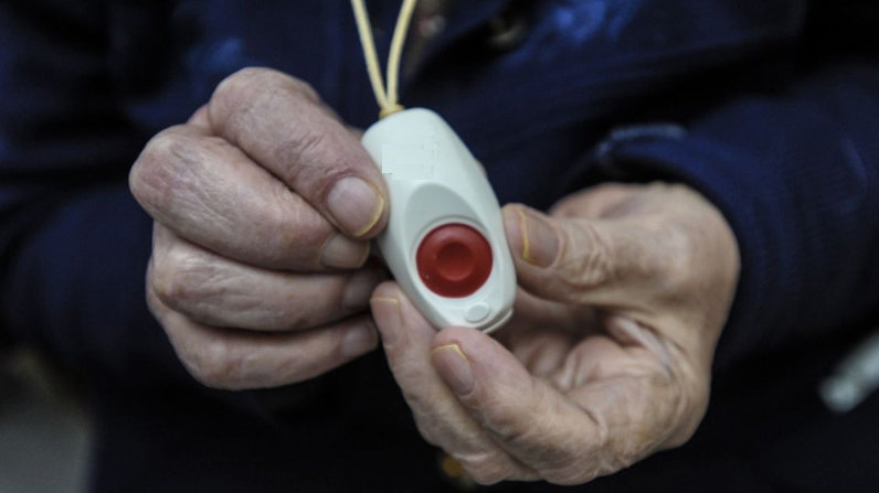 Un medallón de teleasistencia empleado especialmente en personas mayores para que puedan avisar rápidamente a los servicios de urgencias