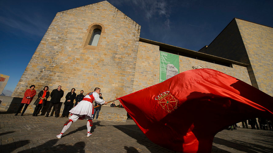 La presidenta de la Comunidad Foral, Uxue Barkos, preside el acto de reconocimiento al Reino de Navarra con una ofrenda floral ante el monolito conmemorativo en el Día de Navarra. PABLO LASAOSA