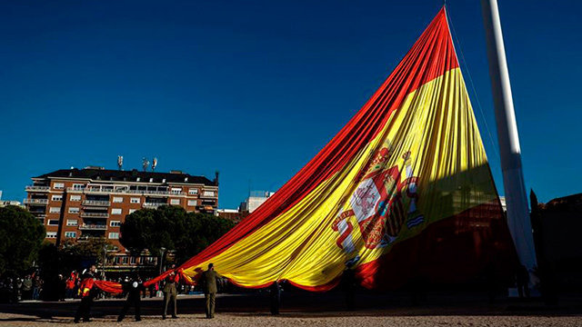 Izado de la bandera de España en el Paseo de Colón, en Madrid, el Día de la Constitución