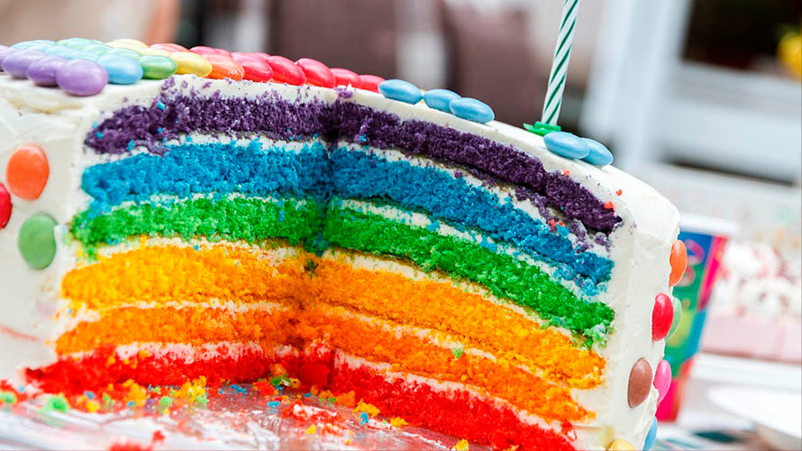 Una tarta con los colores del arcoíris