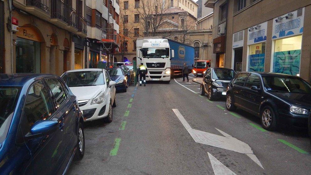 El tráiler intentando acceder a la calle Trinidad Fernández Arenas desde la avenida San Ignacio en Pamplona.