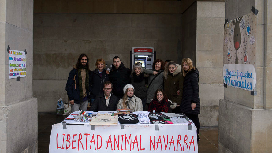 concentración (de 17 a 20 horas) de la organización Libertad Animal Navarra para recordar los derechos de los animales ante las Navidades. PABLO LASAOSA 001