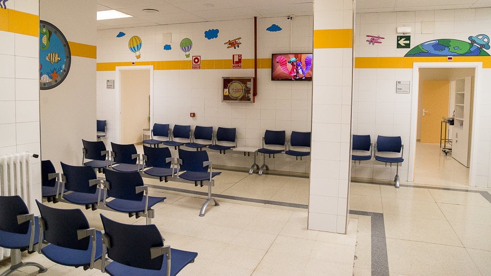 El consejero de Salud, Fernando Domínguez, visita las instalaciones habilitadas para la atención a las urgencias pediátricas en el Centro Doctor San Martín (01). IÑIGO ALZUGARAY