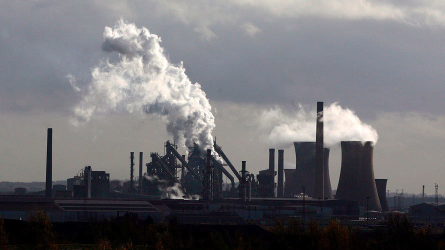 Imagen de una fábrica expulsando gases por sus chimeneas.