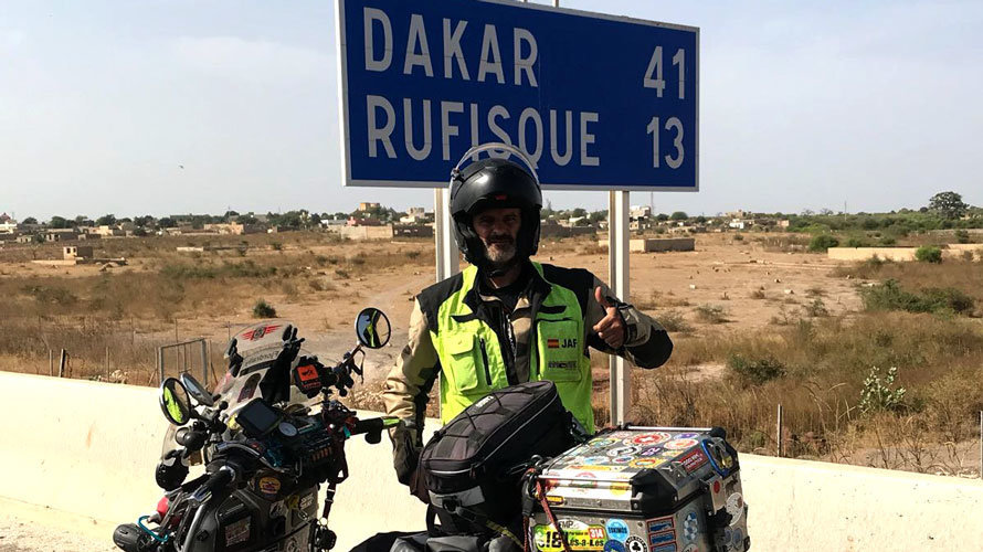 José Antonio Fernández posa a pocos kilómetros de llegar a Dakar. CEDIDA