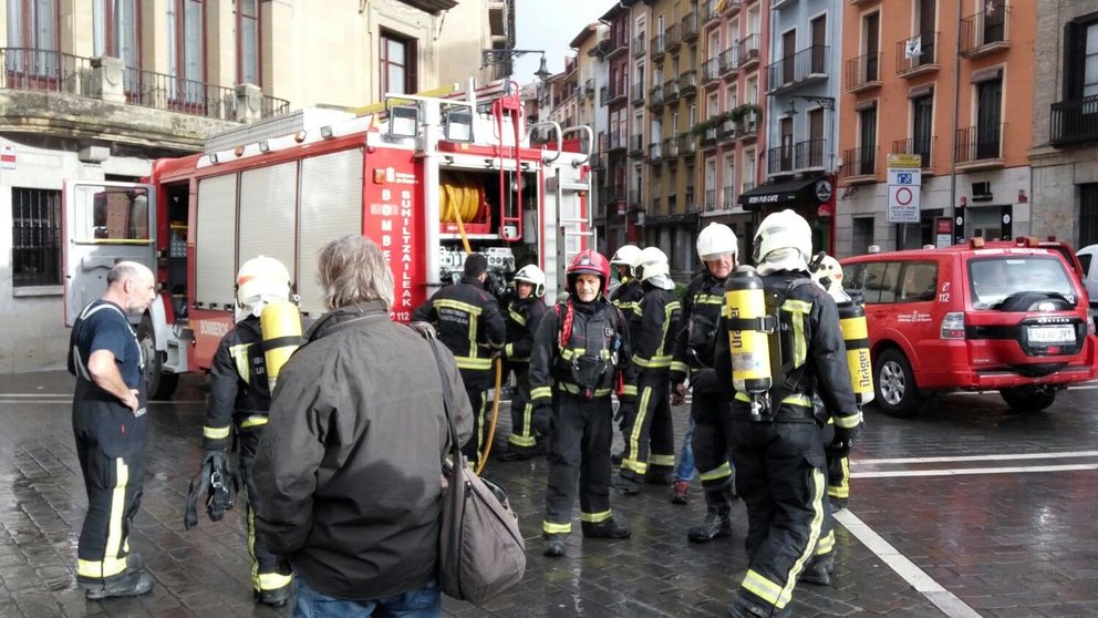El dispositivo de emergencias desplegado en el parking del Rincón de la Aduana en Pamplona