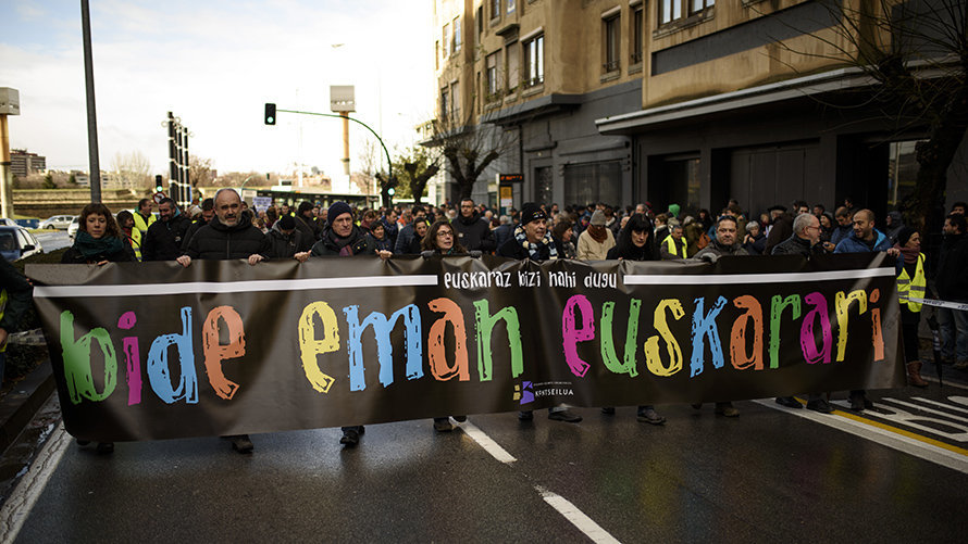 Manifestación convocada por Kontseilua bojo el lema _Bide eman euskarari_ (Dad paso al Euskera). MIGUEL OSÉS_1