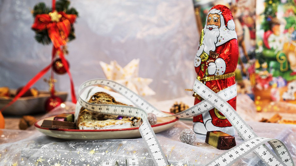 Imagen de varios turrones y dulces navideños junto a una cinta de medida de anchura ARCHIVO