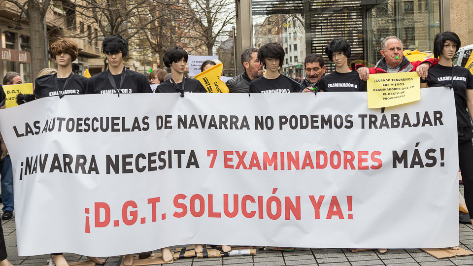 La Asociación de Autoescuelas de Navarra se concentra para protestar por la falta de examinadores (08). IÑIGO ALZUGARAY