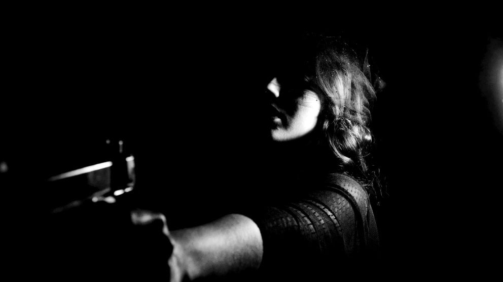 Una mujer apunta con un arma. FOTO SOFÍA SFORZA