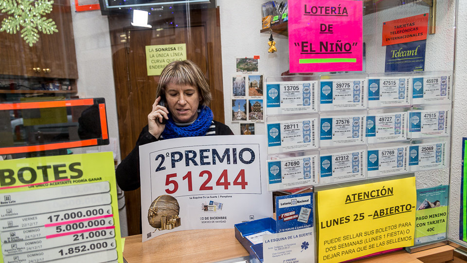 Eva Galdeano, de la administración de lotería 'La esquina de la suerte' en la Avda. Zaragoza de Pamplona ha vendido un décimo del segundo premio (02). IÑIGO ALZUGARAY