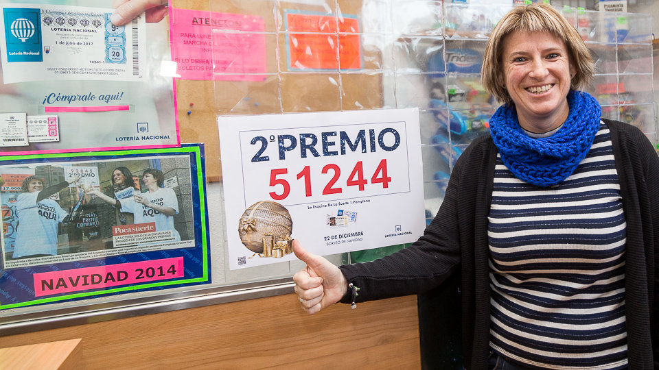 Eva Galdeano, de la administración de lotería 'La esquina de la suerte' en la Avda. Zaragoza de Pamplona ha vendido un décimo del segundo premio (30). IÑIGO ALZUGARAY