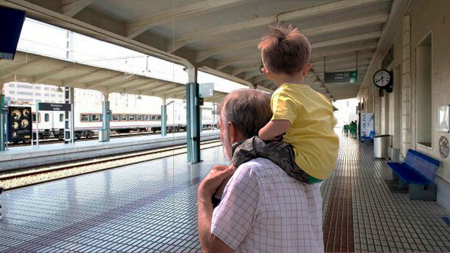 Un abuelo con su nieto en la estación de trenes de Pamplona