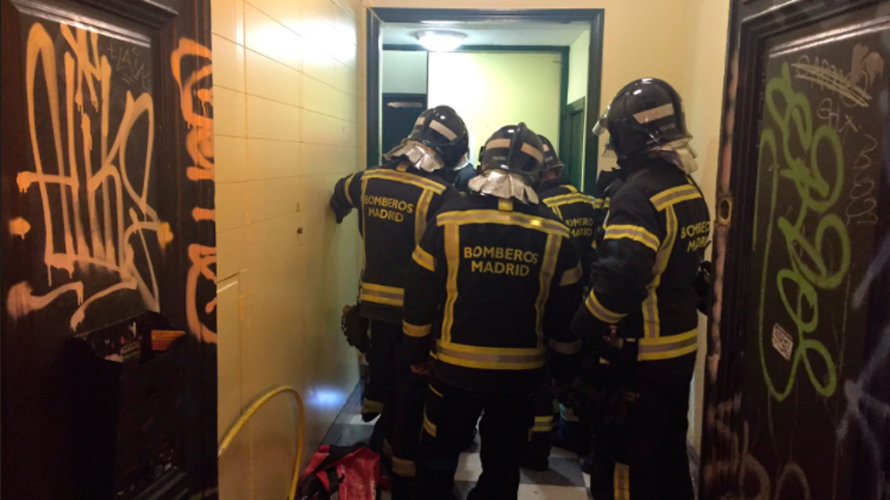 Los bomberos rescatan a las víctimas del ascensor desprendido en Madrid. EMERGENCIAS