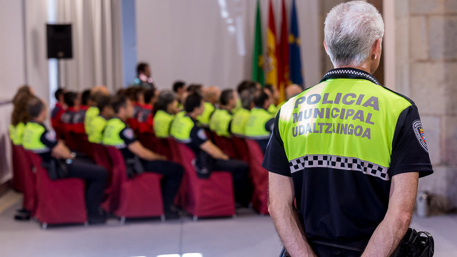 Acto de entrega de distinciones con motivo del patrón de la Policía Municipal de Pamplona con la presencia de su alcalde, Joseba Asiron (31). IÑIGO ALZUGARAY