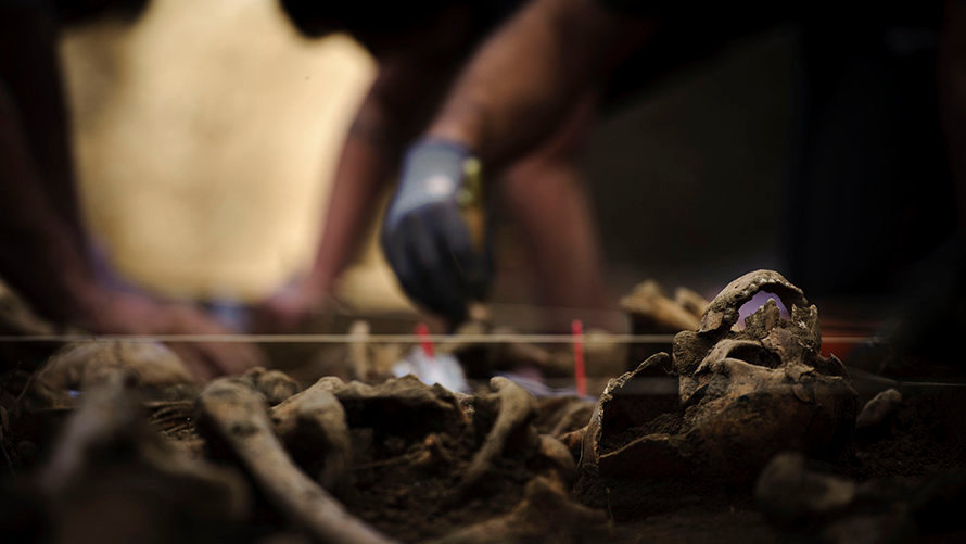 Restos humanos hallados en una fosa común cerca del río en Burutain. MIGUEL OSÉS 