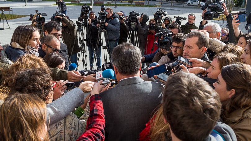 Decenas de medios de comunicación rodean a uno de los abogados durante el juicio a La Manada en Pamplona en noviembre. ALZUGARAY