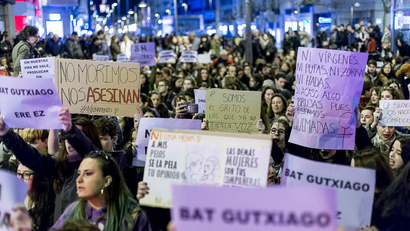 Decenas de personas se manifiestan en contra de la violencia el día 8 de marzo en Pamplona. ALZUGARAY