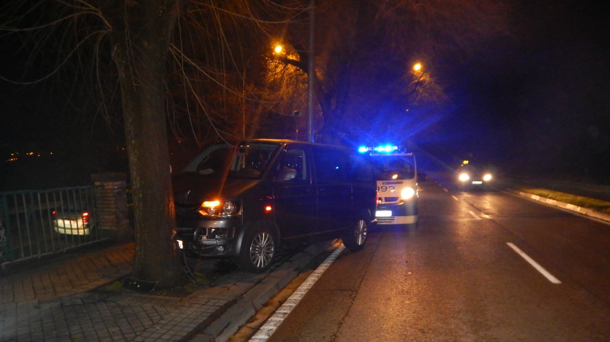 Choque de una furgoneta contra un árbol en la Cuesta de Beloso de Pamplona POLICÍA MUNICIPAL