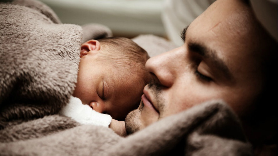Imagen de un padre durmiendo junto a su bebé ARCHIVO
