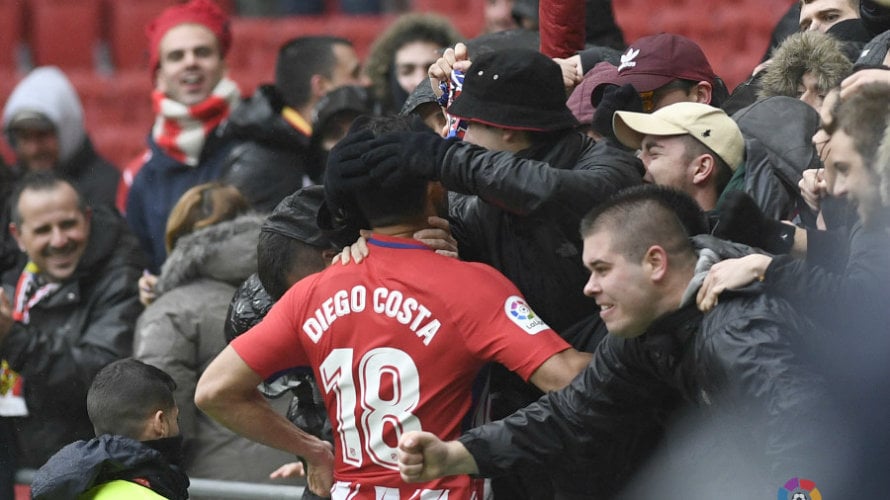 Diego Costa celebra su gol en el Wanda. La Liga